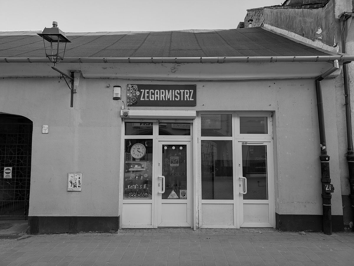 Parterowy zakład z szyldem Zegarmistrz nad witryną, Kielce, ulica Mała